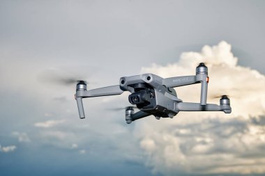 Gökyüzünde uçan Quapcopter