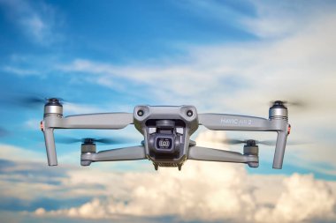 Gökyüzünde uçan Quapcopter