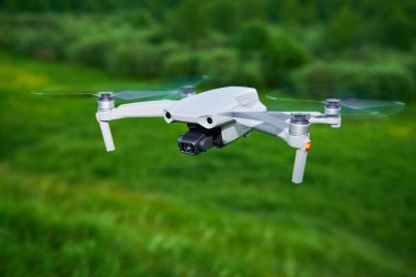 Quapcopter sahada uçuyor.