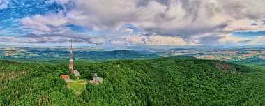 Polonya 'da Wroclaw yakınlarındaki Sleza Dağı' nın havadan görüntüsü. Doğa arkaplanı