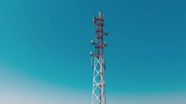 Anten ve uyduları olan 4G ve 5G baz istasyonlarının hava görüntüsü.