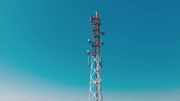 Вид с воздуха на сотовые вышки 4G и 5G с антеннами и спутниками — стоковое видео
