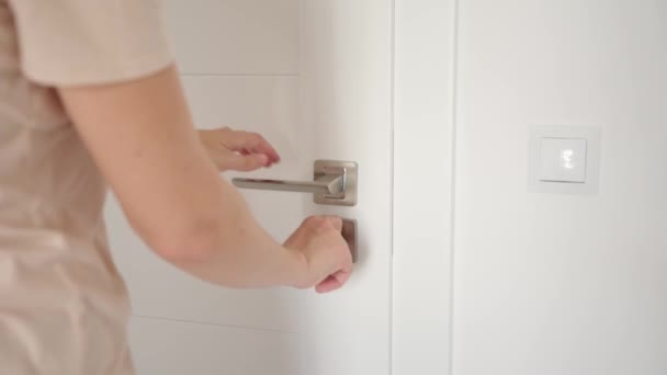 Woman open key lock at the door end entrance in the room — Vídeo de Stock