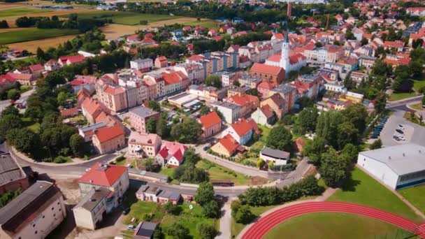 Vista aérea da pequena cidade europeia com edifícios residenciais e ruas — Vídeo de Stock