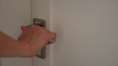 Kadın açık kapı girişi odada.