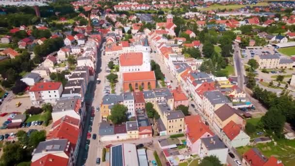 Vista aérea da pequena cidade europeia com edifícios residenciais e ruas — Vídeo de Stock