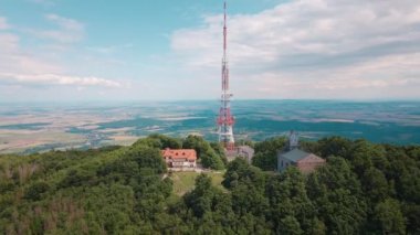 Ormanlı dağın havadan görünüşü. Drone videosu