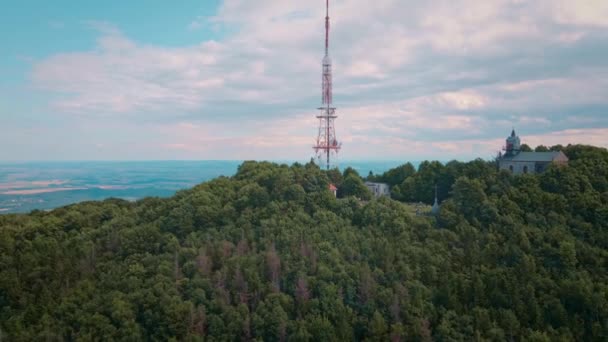 Vista aérea de montaña con bosque. Drone video — Vídeo de stock