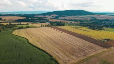 Konut binaları ve caddeleri olan küçük Avrupa kasabasının havadan görünüşü