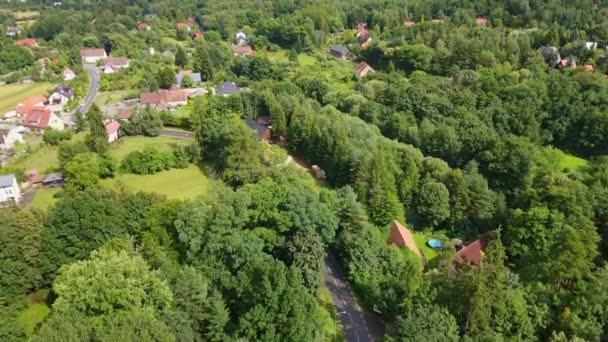 Flygfoto över liten europeisk stad med bostadshus och gator — Stockvideo