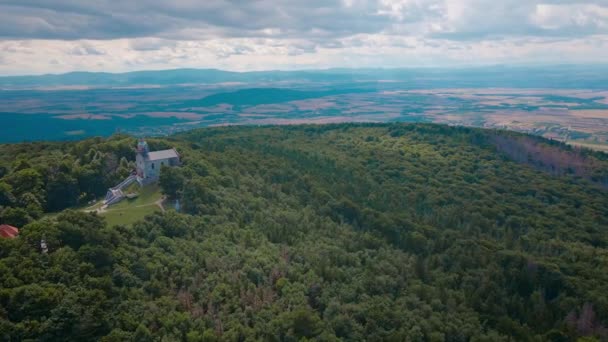 Letecký pohled na malé evropské město s obytnými budovami a ulicemi — Stock video