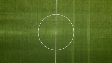 Futbol sahası ve stadyum koşu bandının havadan görünüşü