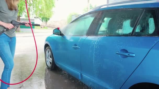 Cleaning car with high pressure water at car wash station — Stock Video