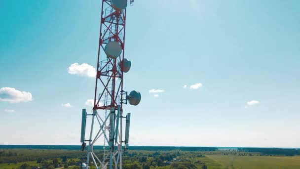 Vista aérea de la torre celular 4G y 5G con antenas y satélites — Vídeos de Stock