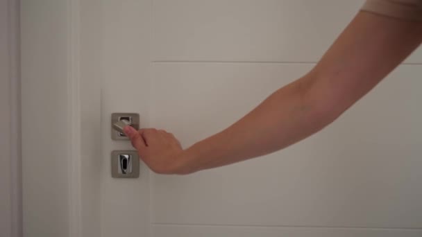 Kvinna öppen dörr slut ingång i rummet — Stockvideo