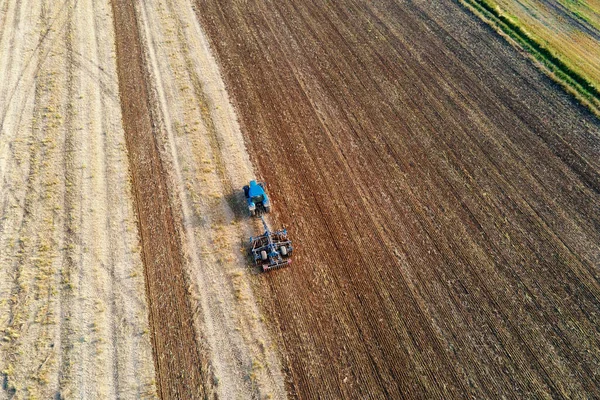 Trator arados chão no campo de fazenda cultivada — Fotografia de Stock