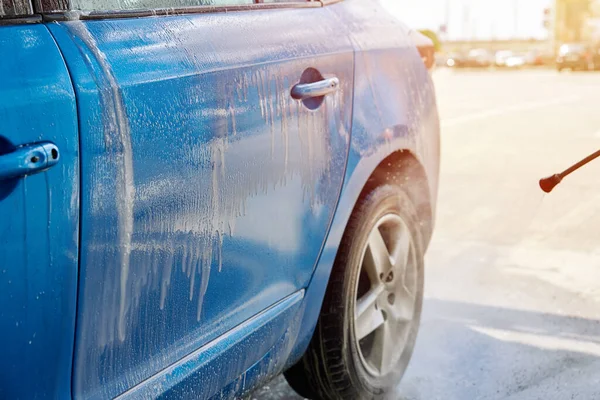 Limpieza de coches con agua de alta presión en la estación de lavado de coches — Foto de Stock