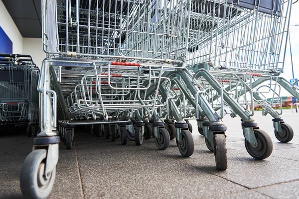 Reihe leerer Einkaufswagen in der Nähe eines Geschäfts, Nahaufnahme — Stockfoto