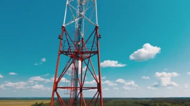 Anten ve uyduları olan 4G ve 5G baz istasyonlarının hava görüntüsü.