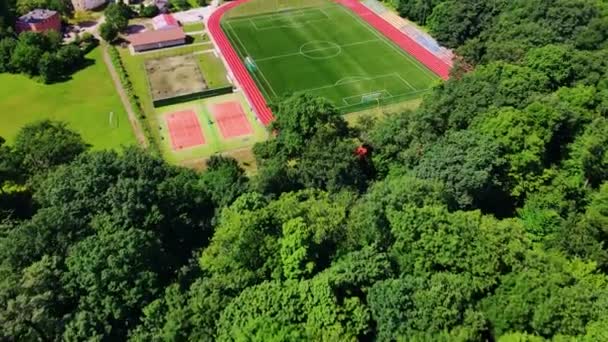 Αεροφωτογραφία του γηπέδου ποδοσφαίρου και του διαδρόμου των σταδίων — Αρχείο Βίντεο