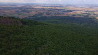 Ormanlı dağın havadan görünüşü. Drone videosu