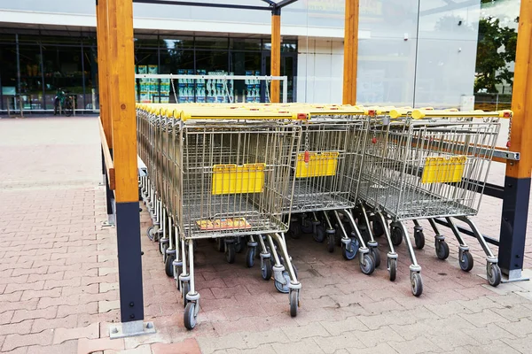 Reihe leerer Einkaufswagen in der Nähe eines Geschäfts, Nahaufnahme — Stockfoto