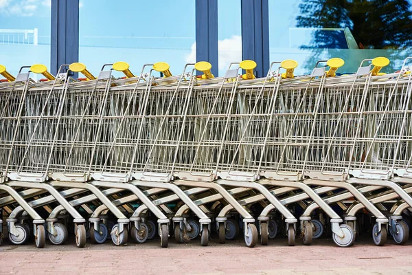 Reihe leerer Einkaufswagen in der Nähe eines Geschäfts, Nahaufnahme — Stockfoto