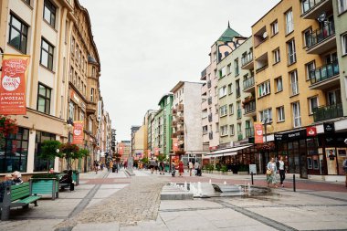 Turistler Avrupa 'nın merkez meydanında yürüyorlar. Polonya 'da şehir sokaklarında insanlar
