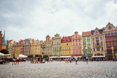 Turistler Avrupa 'nın merkez meydanında yürüyorlar. Polonya 'da şehir sokaklarında insanlar
