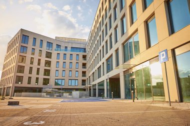 Pencereli modern ofis binası