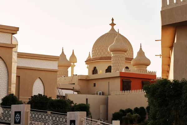 Landschaft ägyptischer Architektur. Traditionelle arabische Stadt mit Minaretten — Stockfoto