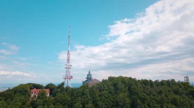 Ormanlı dağın havadan görünüşü. Drone videosu