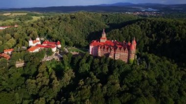 Yazın Walbzych yakınlarındaki Ksiaz Kalesi, hava manzaralı. Ünlü turistik yer.