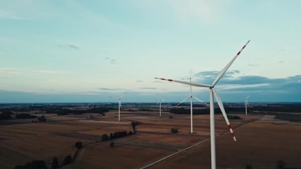 Turbina eólica no campo. Vista aérea dos moinhos de vento — Vídeo de Stock
