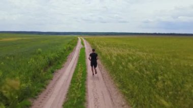 Tarlada koşan adam, hava manzaralı.