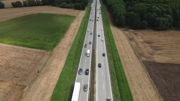 Autobahnverkehr. Autos bewegen sich auf der Straße, Drohnen aus der Luft — Stockvideo