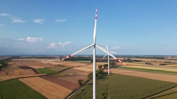 Turbina eólica no campo. Vista aérea dos moinhos de vento — Vídeo de Stock