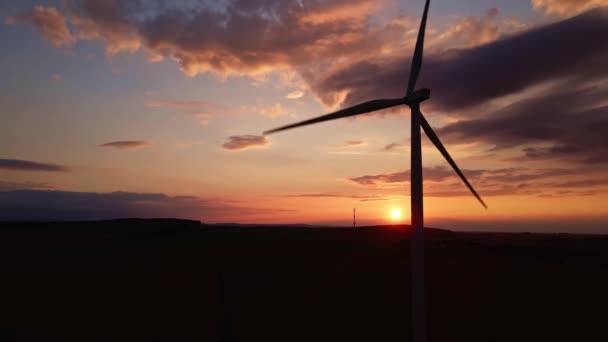 夕日の空のフィールドに風車のシルエット。風力発電機の回転 — ストック動画