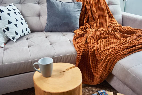 Divano con plaid e tazza di tè. Luogo per il relax — Foto Stock