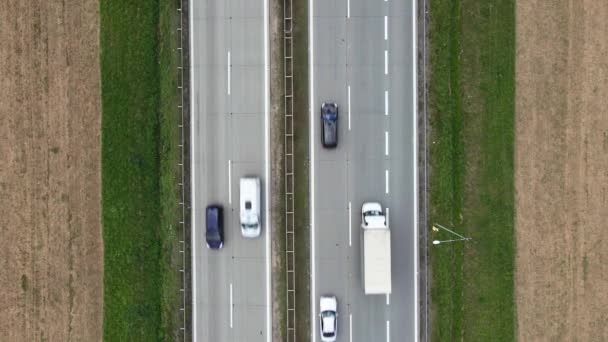 Motorvägstrafiken. Bilar rör sig på väg, antenn drönare vy — Stockvideo