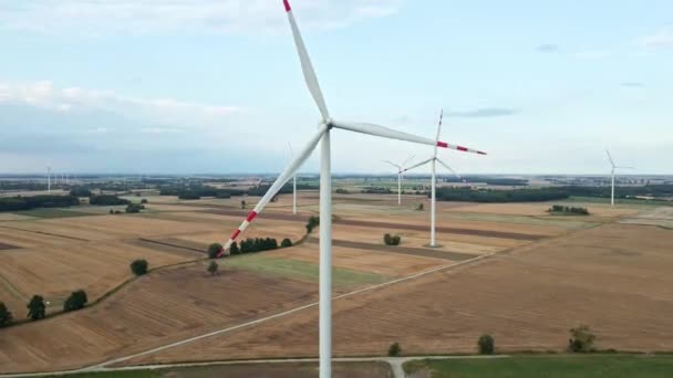 Turbina eolica in campo durante la giornata estiva. Generatore eolico rotante — Video Stock