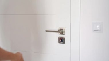 Kadın anahtarla kapıyı açıyor.