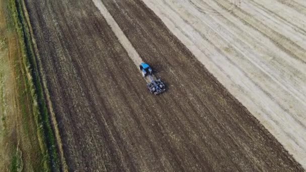 Trator arados chão no campo de fazenda cultivada — Vídeo de Stock