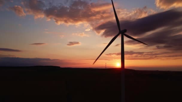 Silueta de turbina de molino de viento en el campo al atardecer. Generador eólico giratorio — Vídeos de Stock