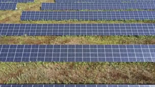 Solarpaneele auf dem Feld — Stockvideo