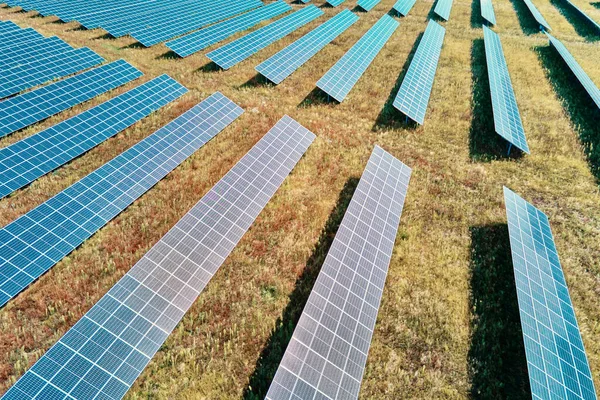 Granja de paneles solares en el campo —  Fotos de Stock