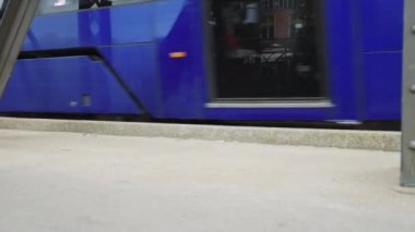 Rüzgar türbini sahada. Yel değirmenlerinin hava manzarası