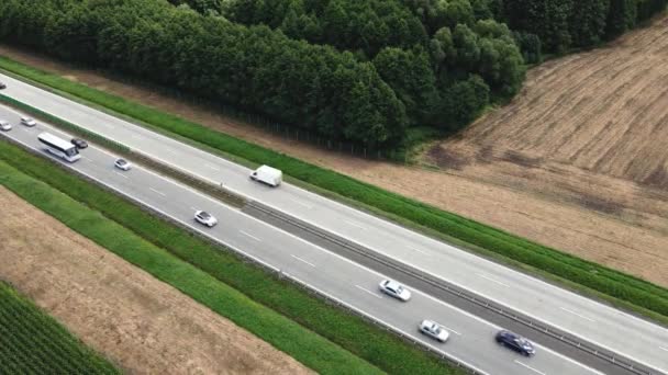 Autobahnverkehr. Autos bewegen sich auf der Straße, Drohnen aus der Luft — Stockvideo