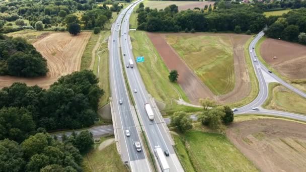 Widok z lotu ptaka z poruszającymi się samochodami. Ruch drogowy — Wideo stockowe