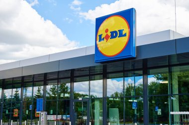 Polonya 'da LIDL süpermarketi kapatılmış. Katy Wroclawskie, Polonya - 10 Ağustos 2021